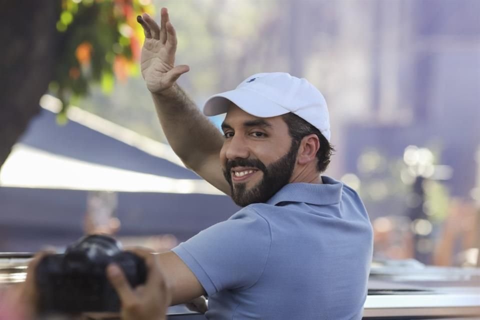 El Presidente de El Salvador, Nayib Bukele, saluda a seguidores tras votar en las elecciones del país.