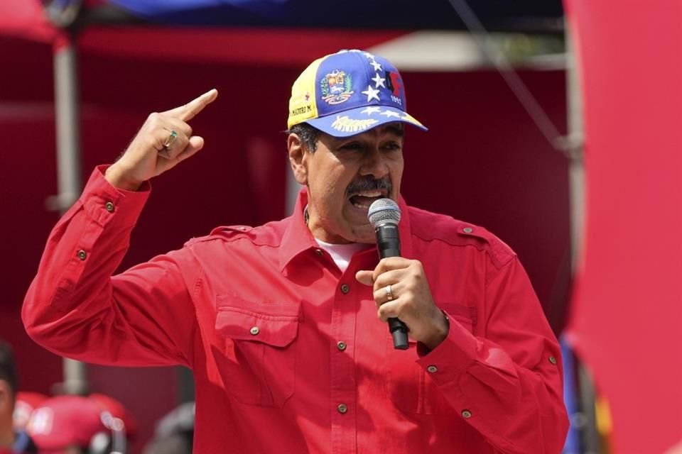 El Presidente de Venezuela, Nicolás Maduro, habla con seguidores durante un evento en Caracas, el 4 de febrero del 2024.