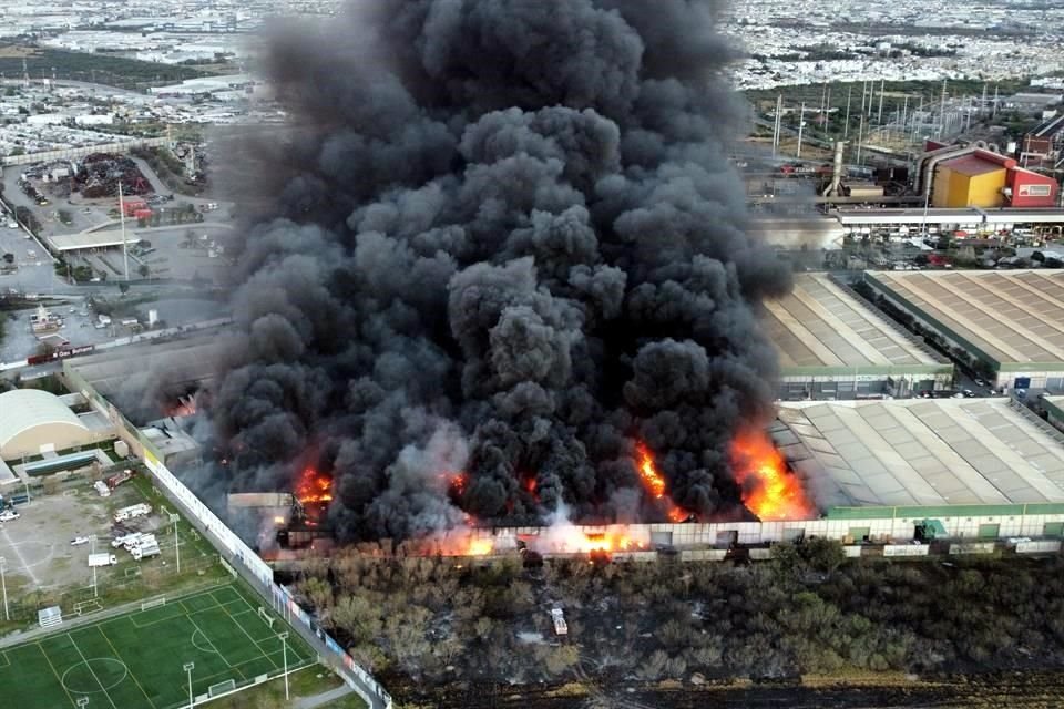 Elementos de Bomberos Nuevo León, de San Nicolás y de varios municipios del área metropolitana se encuentran en las inmediaciones de la empresa, ubicada Avenida Las Torres, para sofocar las llamas.