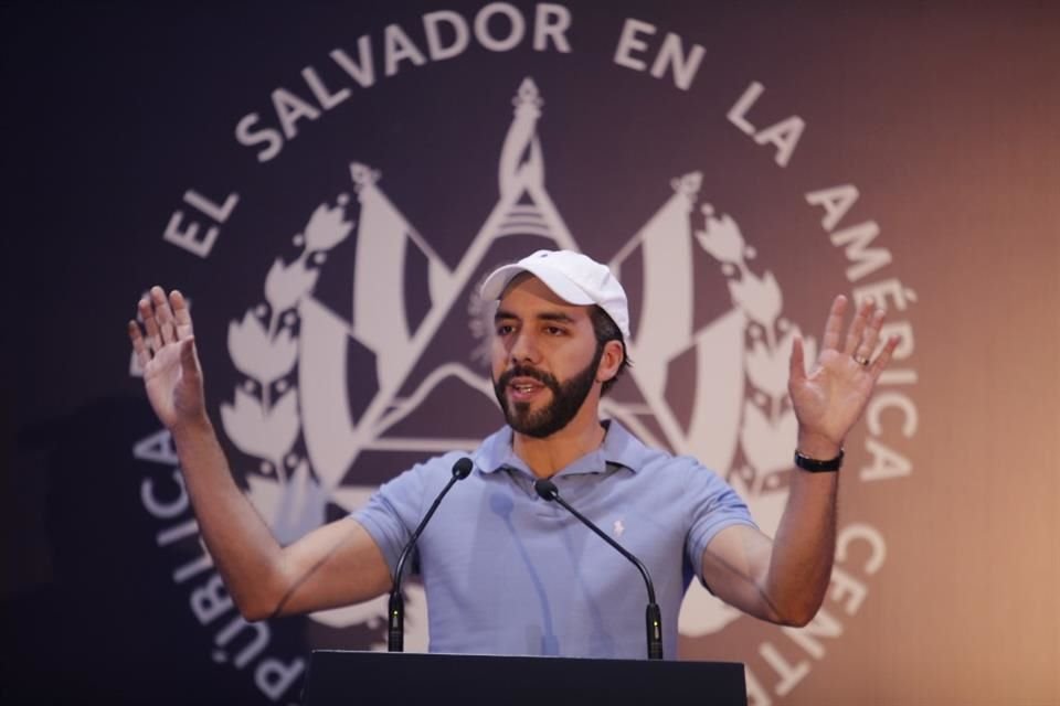 El Presidente Nayib Bukele habla en una conferencia de prensa durante las elecciones presidenciales y legislativas, en El Salvador, el 4 de febrero de 2024.