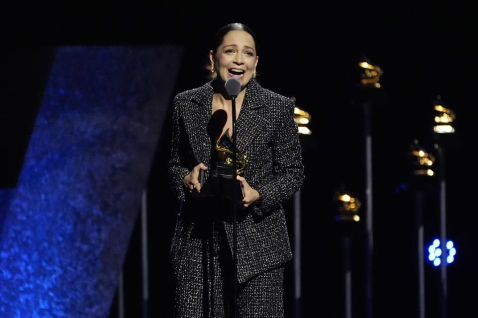 Emocionada, Natalia Lafourcade subió al escenario a recibir su premio, expresando que 'La música es poder'.