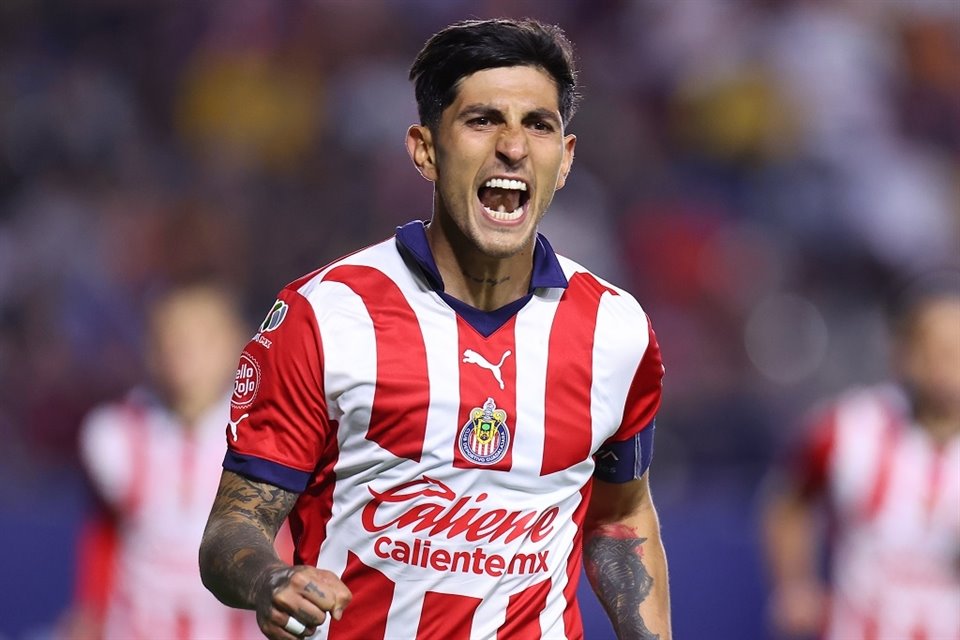 El 'Pocho' Guzmán anotó los dos goles que le dieron el triunfo a Chivas.