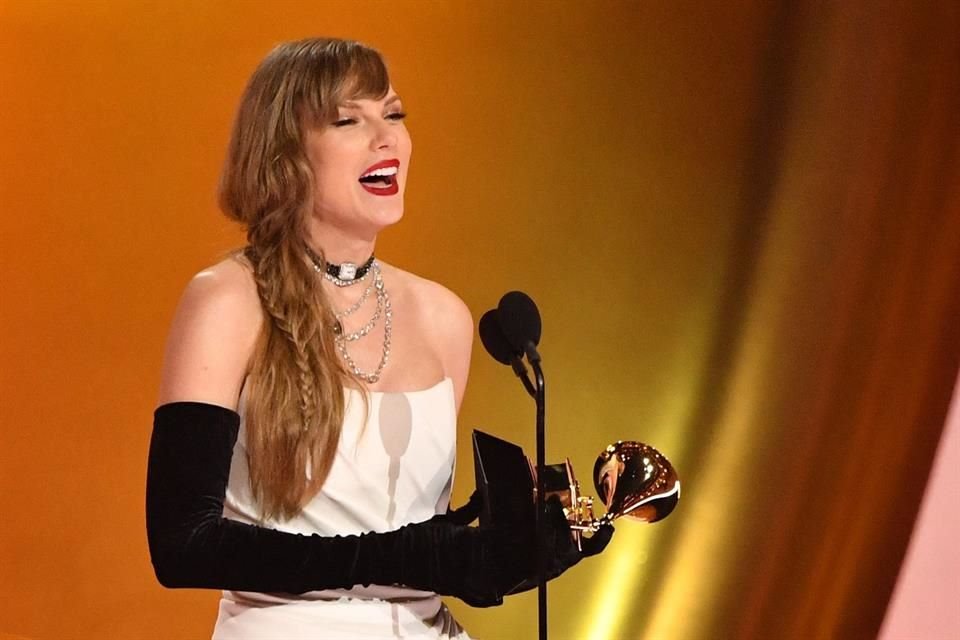 Swift, de 34 años, subió al escenario de la edición 66 de los Premios Grammy para recibir su galardón a Mejor Álbum Vocal Pop por 'Midnights'.