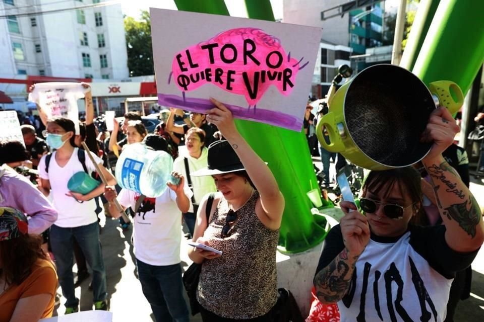 Animalistas acudieron con cazuelas y advirtieron que seguirán las protestas.