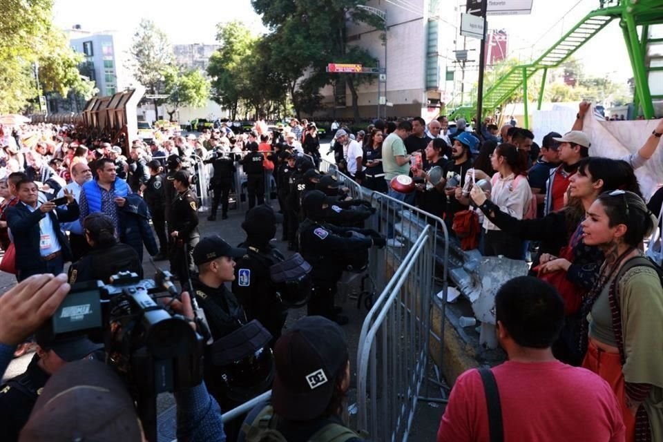 Vallas de metal separaron a los manifestantes de policías y asistentes.