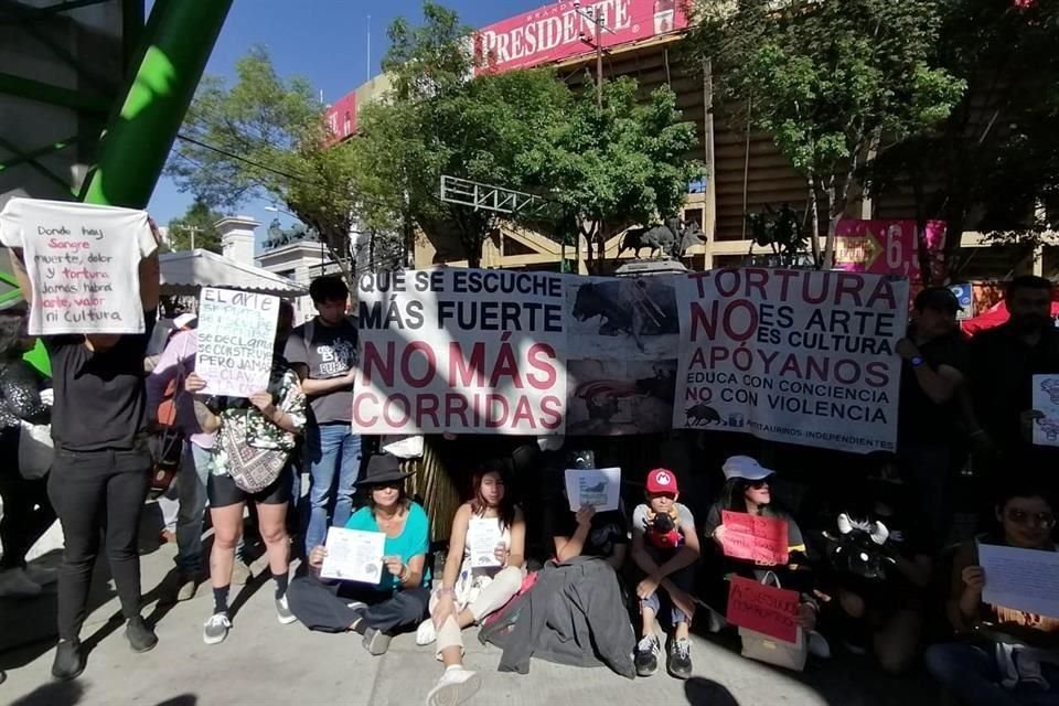 Los activistas protestaron horas del inicio de las corridas de toros.