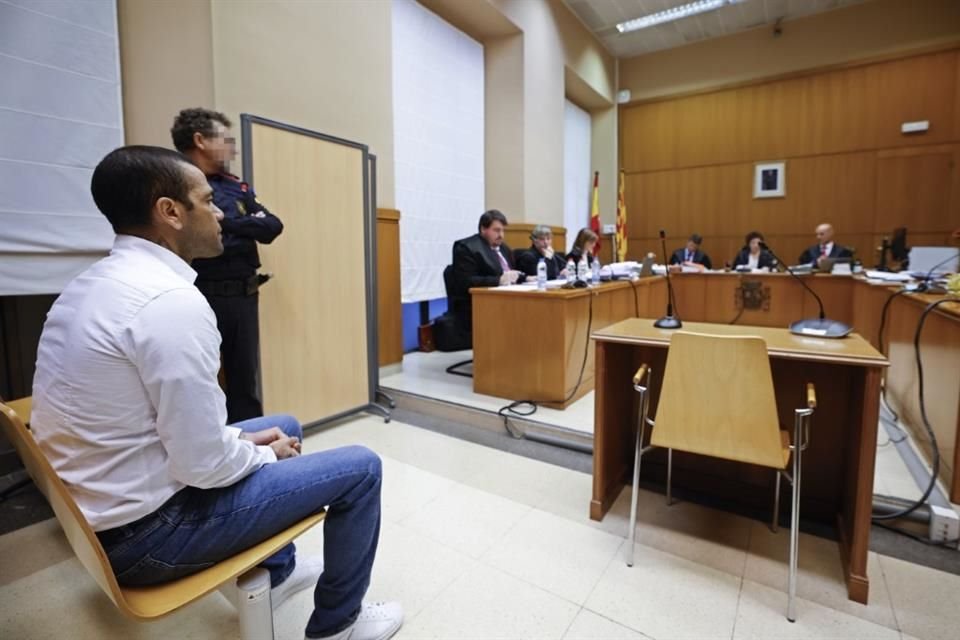 El futbolista brasileño compareció en la sala donde también está su madre.