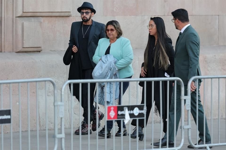 Lucia Alves (saco verde), madre del brasileño, llegó al tribunal con su abogada, Graziele Queiroz.