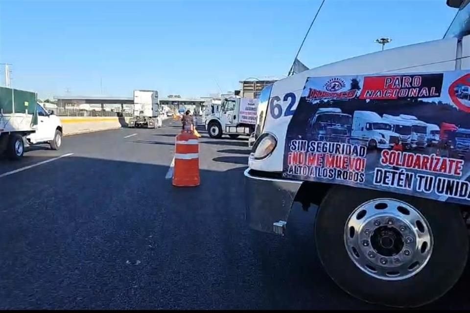 Alrededor de 10 unidades de transporte se encuentran postradas a la altura de la caseta de cobro de Tepotzotlán.