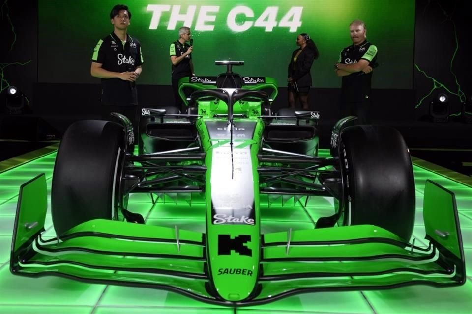 Este es el C44 del Stake F1 Team, que revoluciona por completo a la Fórmula Uno con una combinación de colores negro y verde fosforescente.