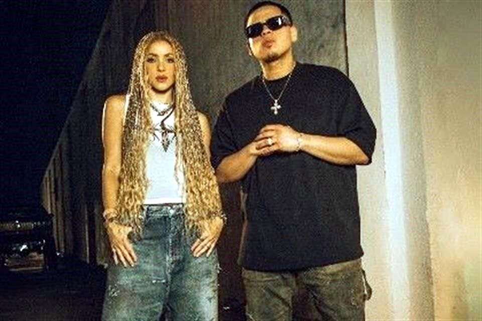 El vocalista de Fuerza Regida posa junto a Shakira, con quien grabaron un dueto.