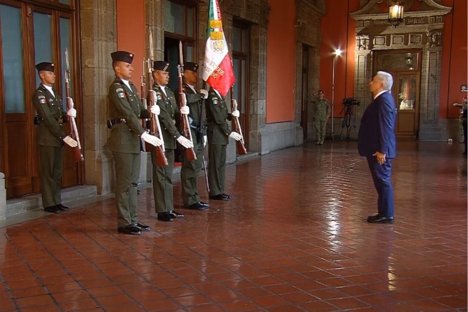 AMLO encabeza una ceremonia para conmemorar el 107 aniversario de la Constitución y anunciar un paquete de reformas a la Carta Magna.