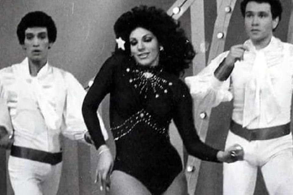 Tras pasar gran parte de su adolescencia trabajando en la televisión de su natal Brasil como bailarina y coreógrafa al lado de sus hermanas, Gina se muda a México a mediados de los años 70.