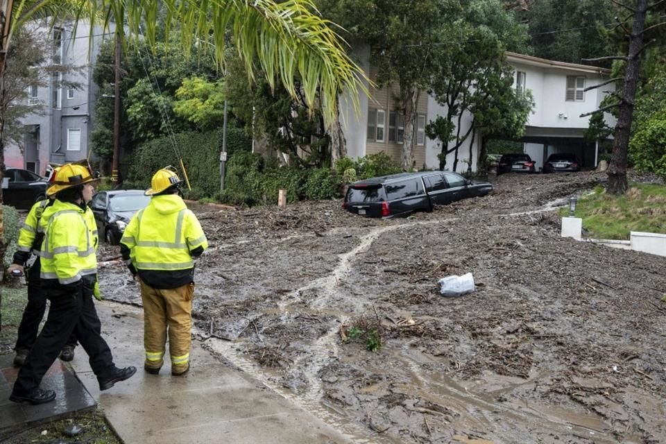 Bomberos observan el daño causado por un deslave en Los Ángeles, California, el 5 de febrero de 2024.