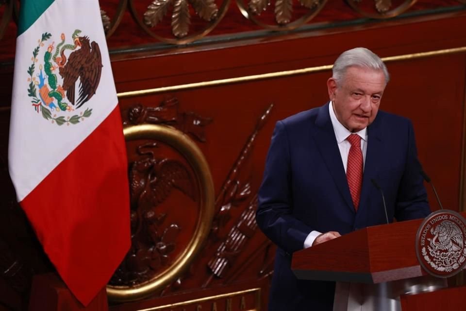 AMLO envió al Congreso un paquete de 20 reformas que buscan acotar al PJ, así como dar pensiones y apoyos de manera permanente, entre otras.