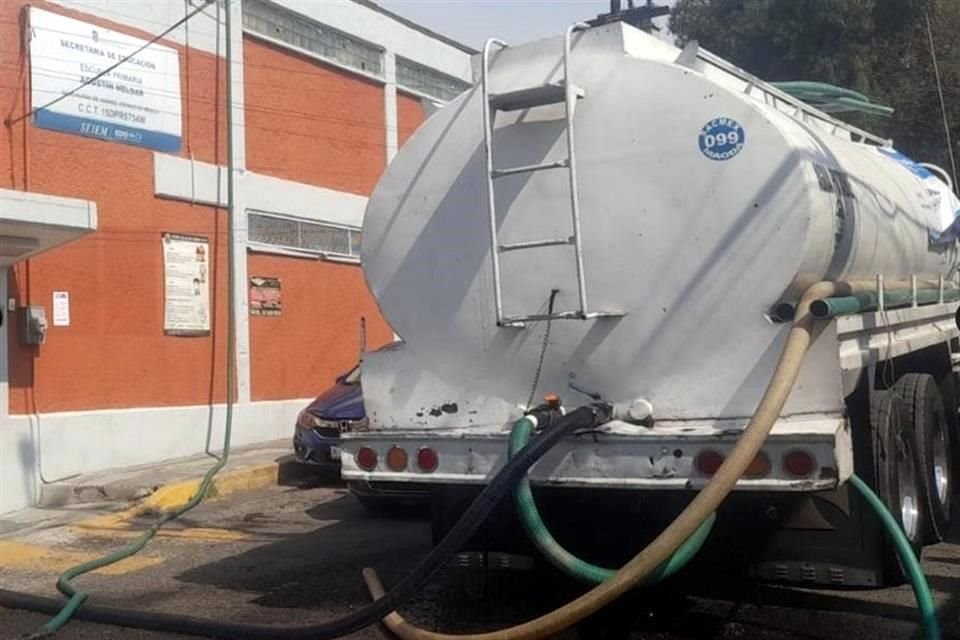 Algunos vecinos han optado por dejar de pagar los recibos porque hay ocasiones en que no tienen agua vía red por hasta 15 días.