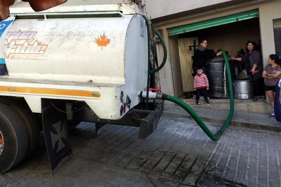 Por la escasez, en algunas colonias de Naucalpan se solicita agua a través de pipas.