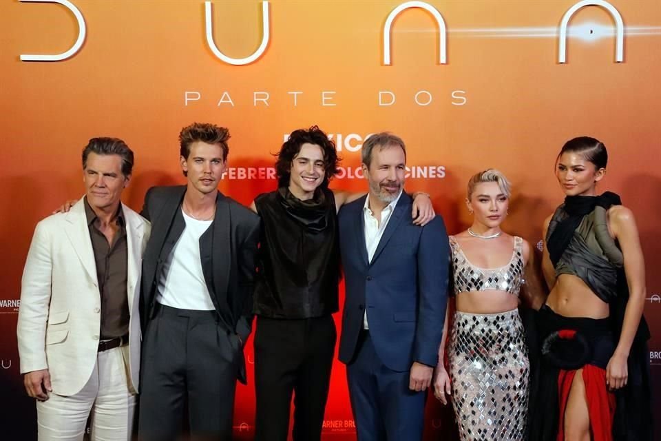 El cineasta Denis Villeneuve (al centro, de azul) posa al lado del reparto de 'Duna: Parte Dos' en la Ciudad de México.