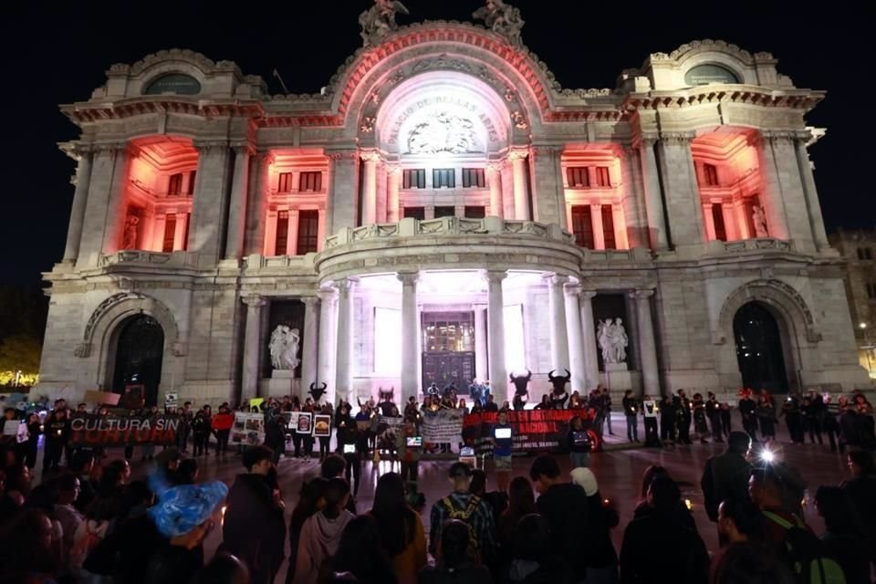 Decenas de manifestantes realizaron una velada afuera de Bellas Artes, piden a las autoridades frenar las corridas.