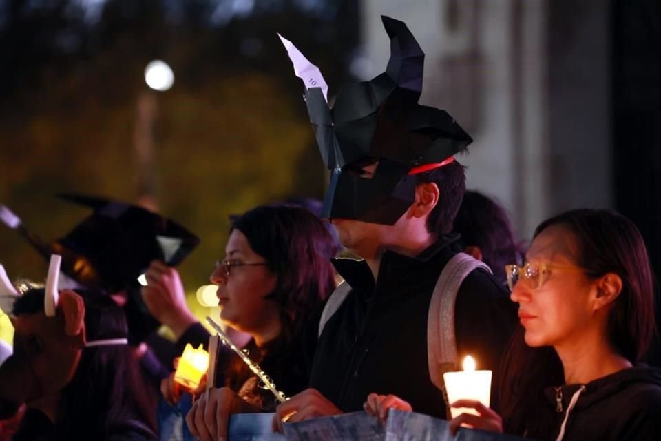 En algunos puntos, los activistas prendieron veladoras mientras eran rodeados por policías antimotines.