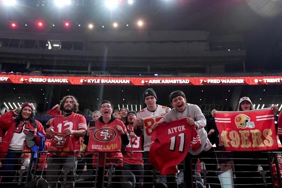 La afición de San Francisco animó a su equipo a la llegada al Estadio de Las Vegas.