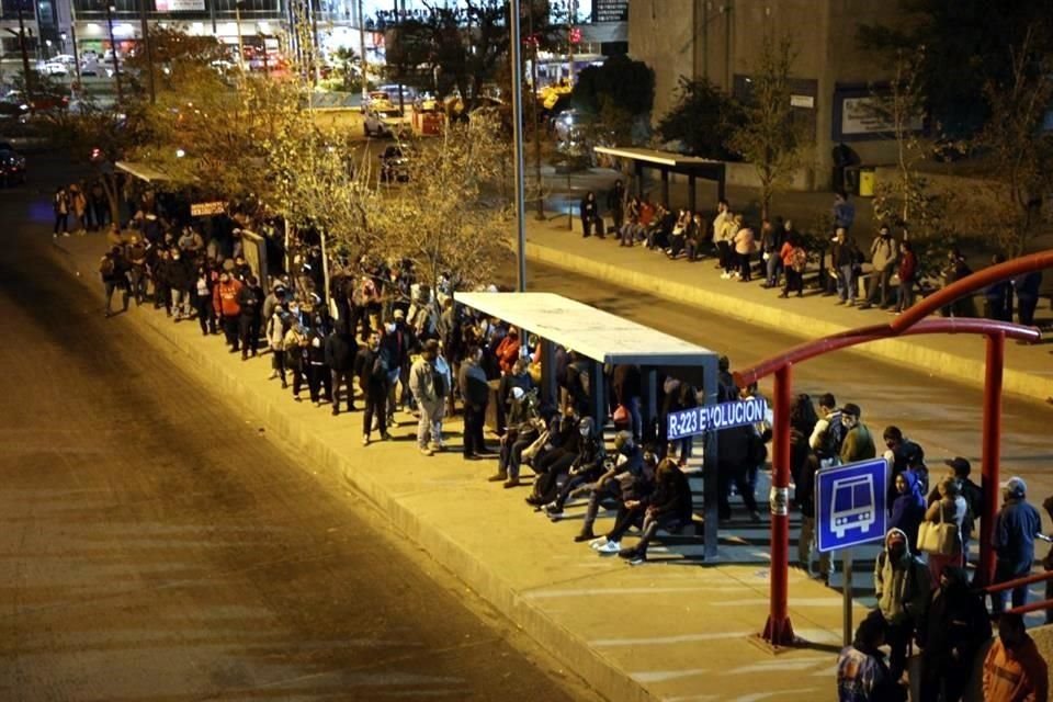 Usuarios que se dirigen hacia Guadalupe y Juárez esperan sus rutas en la zona del Metro Exposición.