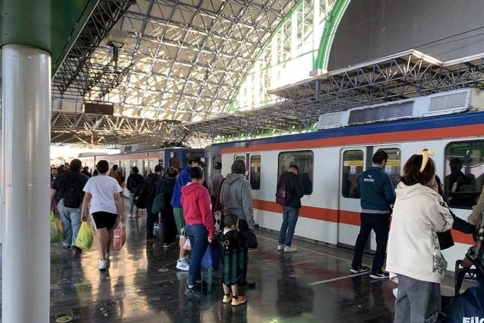 El servicio de Metro tampoco da abasto a la cantidad de personas que lo utilizan.