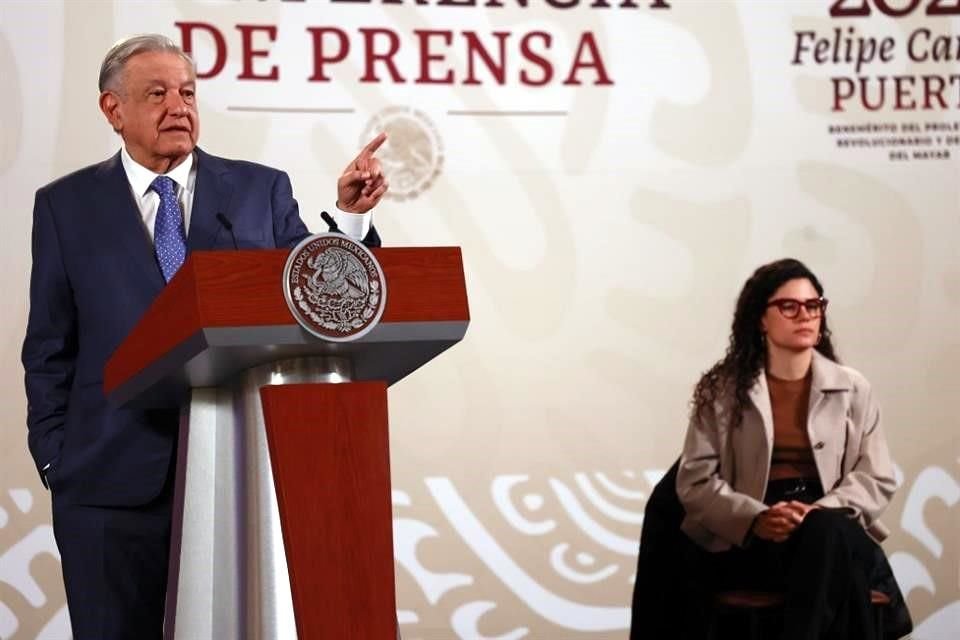 AMLO durante conferencia mañanera en Palacio Nacional.