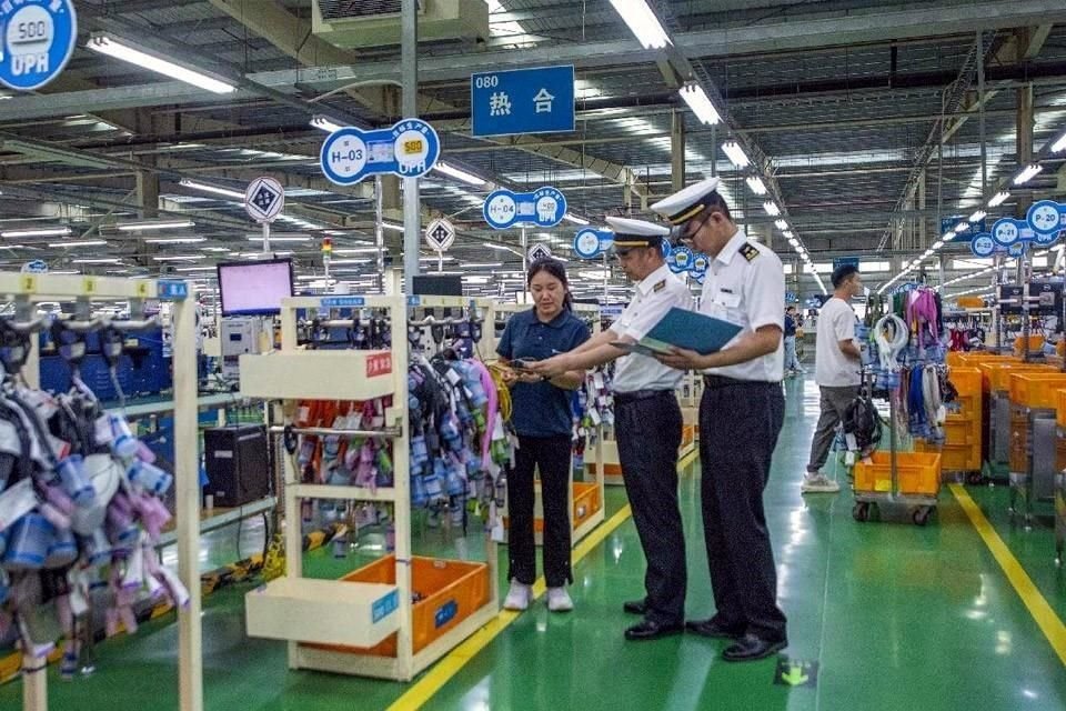 Funcionarios de aduanas de Huaibei, provincia de Anhui, en el este de China, visitan una empresa de electrónica local para ofrecer orientación sobre asuntos aduaneros.