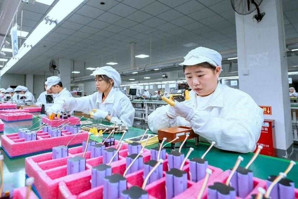 Trabajadores fabrican baterías de litio en un taller de una empresa en Hai'an, provincia de Jiangsu, en el este de China.