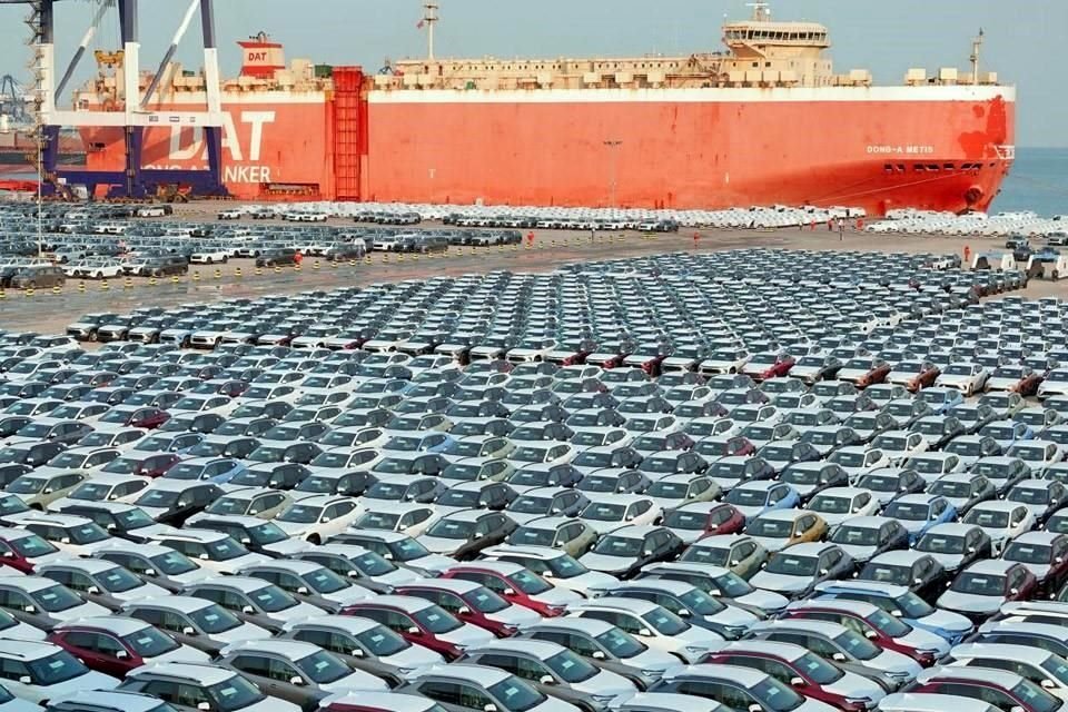 Los vehículos fabricados en China están listos para su envío y exportación desde el puerto de Yantai, provincia de Shandong, 8 de enero del 2024.