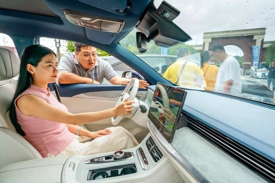 Una mujer realiza una prueba de manejo de un vehículo de nueva energía durante un evento de promoción celebrado Nanjing, provincia de Jiangsu, 22 de agosto del 2023.