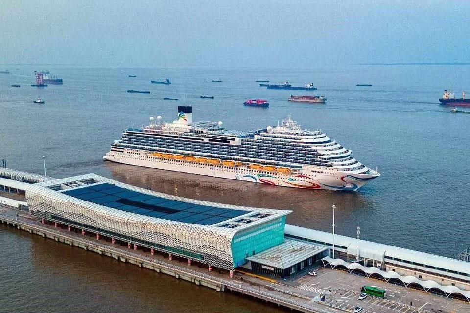 El Adora Magic City, primer gran crucero de fabricación nacional de China, sale de la Terminal Internacional de Cruceros Wusongkou de Shanghái para su primer viaje comercial el 1 de enero de 2024.