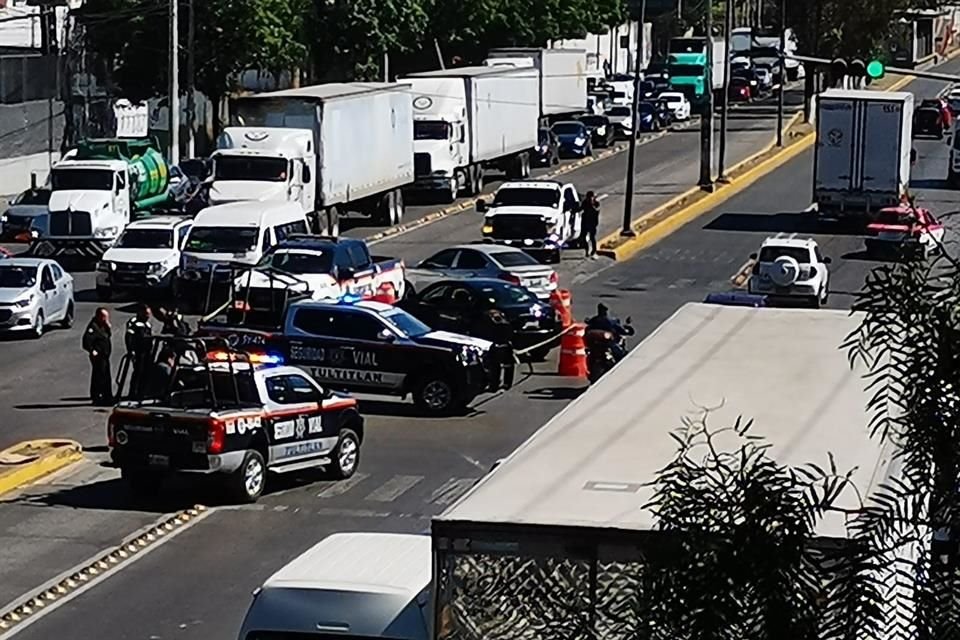 Según reportes preliminares, el motociclista, de 28 años, se estrelló contra el costado izquierdo del coche, cuyo conductor intentó dar vuelta a la izquierda en un retorno.