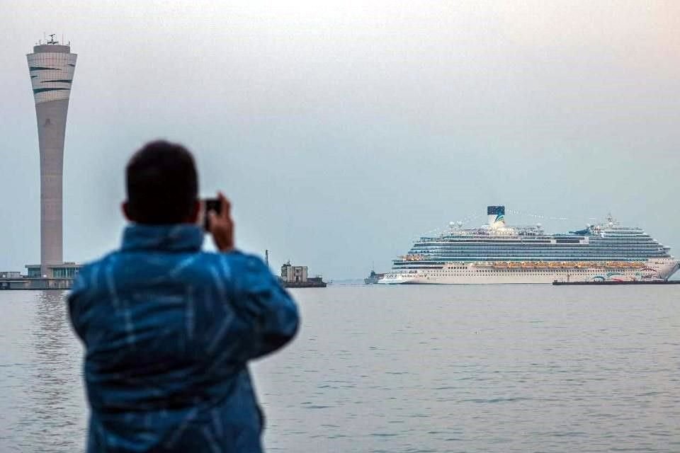El Adora Magic City, primer gran crucero de fabricación nacional de China, sale de la Terminal Internacional de Cruceros Wusongkou de Shanghái para su primer viaje comercial el 1 de enero de 2024.
