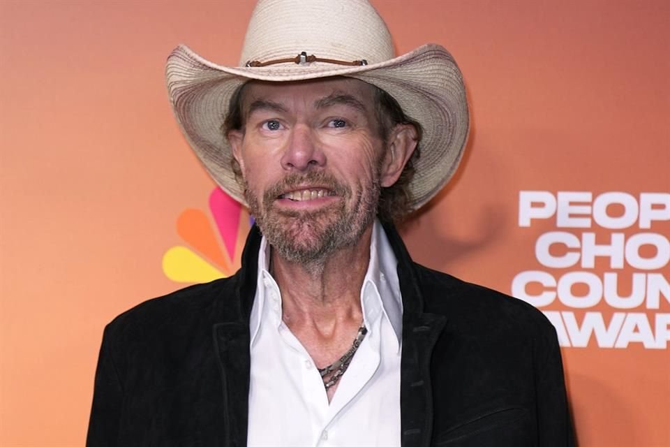 Toby Keith fue diagnosticado con cáncer estomacal a mediados de 2022; según su sitio web oficial, el cantante falleció tranquilamente a lado de sus familiares.