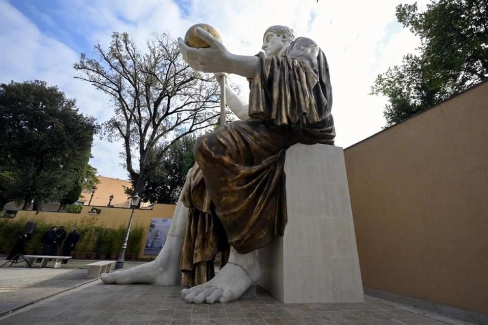 La obra muestra al emperador envuelto en una túnica dorada, sosteniendo un cetro y un orbe y contemplando su Roma desde un jardín de los Museos del Capitolio.