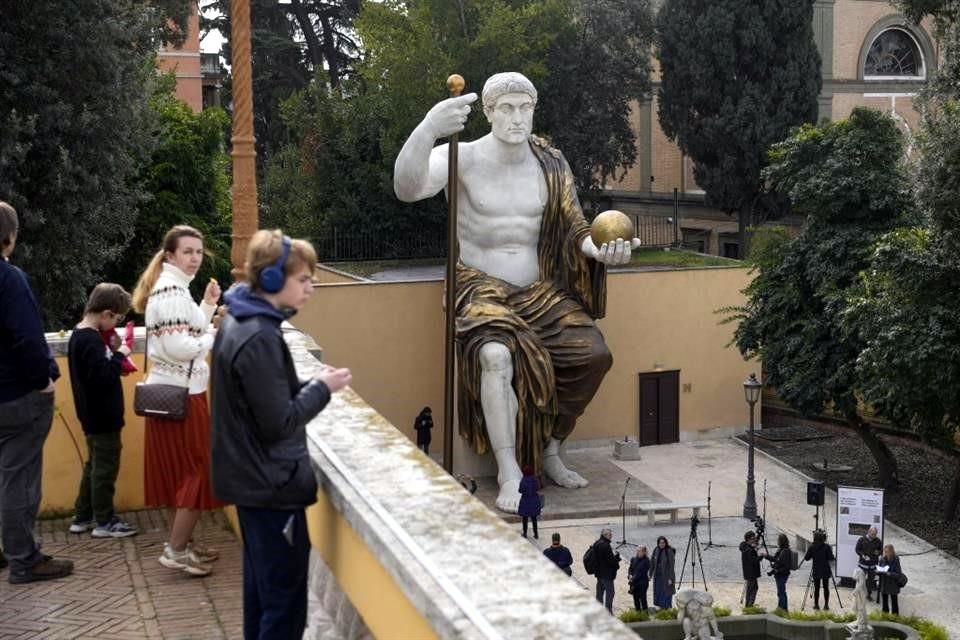 La estatua fue colocada en un jardín del museo, cerca de donde se encuentran los fragmentos originales de los pies, las manos y la cabeza del gobernante, que atraen a multitudes de turistas.