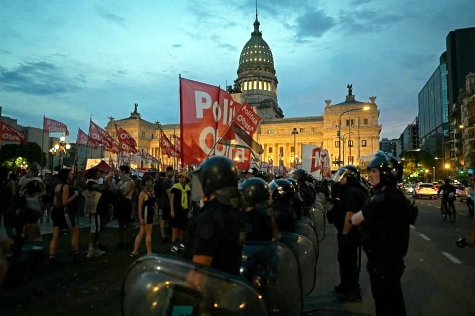 Los manifestantes se reúnen frente al Congreso mientras los legisladores argentinos debaten sobre el controvertido proyecto de ley ultraliberal de reformas económicas del presidente Javier Milei.