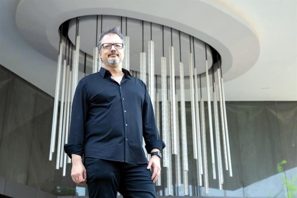 Rafael Lozano-Hemmer reconoce su entusiasmo por visitar Zona Maco en particular y a México en general, cuya escena artística considera la mejor del mundo.