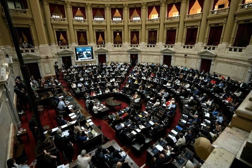 Tras la dura derrota política del martes en la Cámara de Diputados, el Gobierno seguía envuelto en dudas y no descartaba ninguna opción para aplicar las reformas ultraliberales.