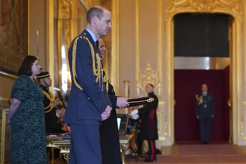 El Príncipe Guillermo arrancó sus deberes reales en una investidura en el Castillo de Windsor.