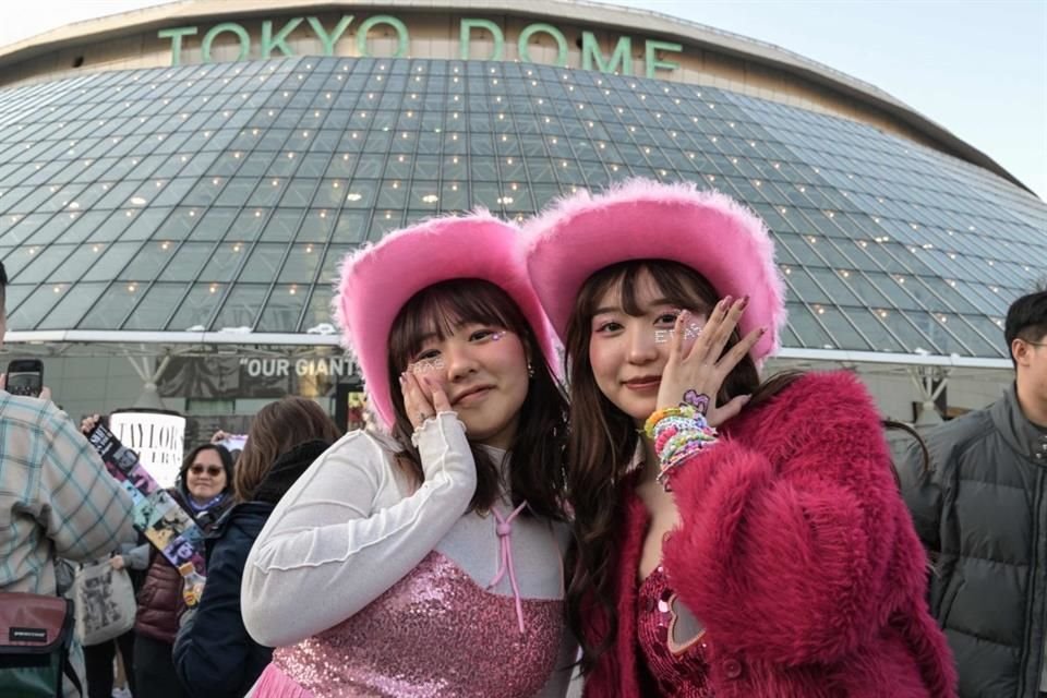 Cientos de fans disfrazadas, de cada 'Era' de la cantante estadounidense, se presentaron para intercambiar brazaletes de la amistad, así como tomarse fotografías en frente del Tokyo Dome.