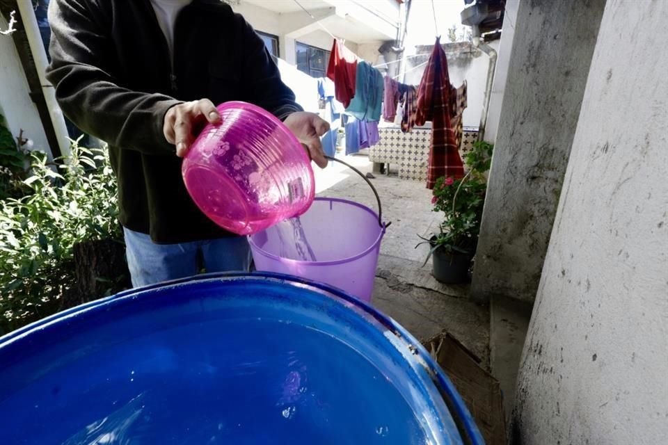 Diversas colonias de Toluca padecen la falta de agua.