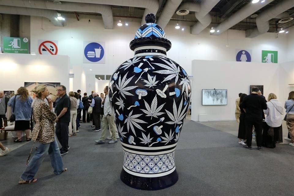 La galería OMR presenta 'Lost Giant Vase I', de Eduardo Sarabia, un enorme jarrón de fibra de vidrio, que se asemeja a uno de cerámica tradicional, con patrones de hojas de mariguana y hongos.