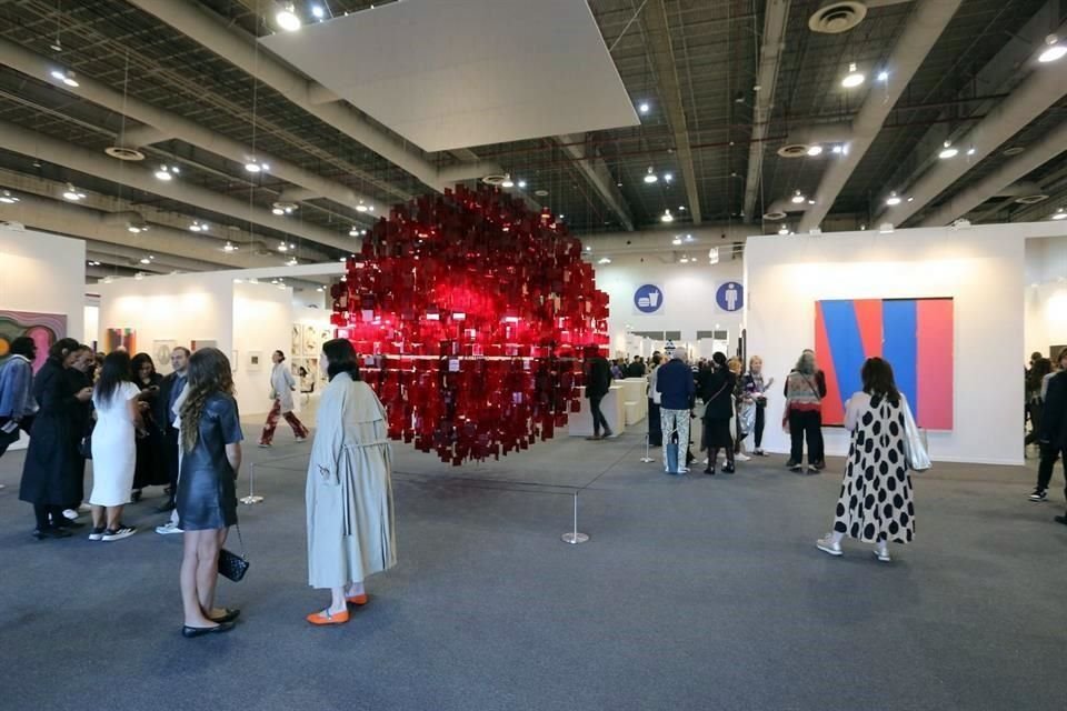 Dentro del programa Formas se exhiben piezas como 'Shpére Rouge 360', de Julio Le Parc, una esfera de casi 4 metros cúbicos hecha con cientos de cuadrados de plexiglás suspendidos del techo.