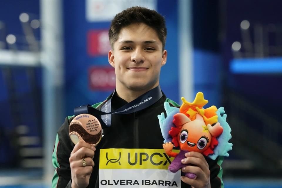 Osmar Olvera presume su medalla de bronce en Doha.