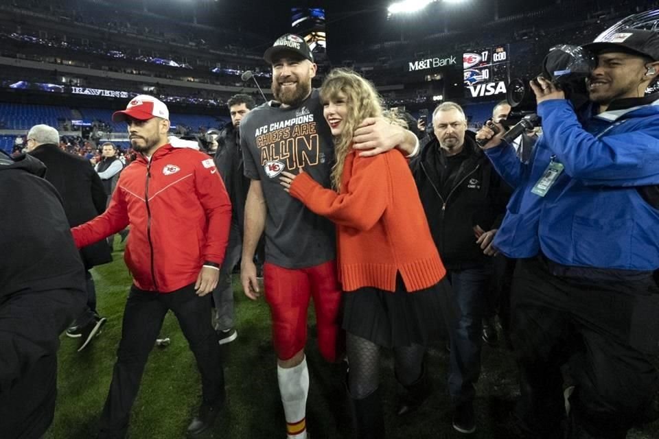 Kelce dice que no se siente molesto con la atención que recibe su relación con Taylor Swift.