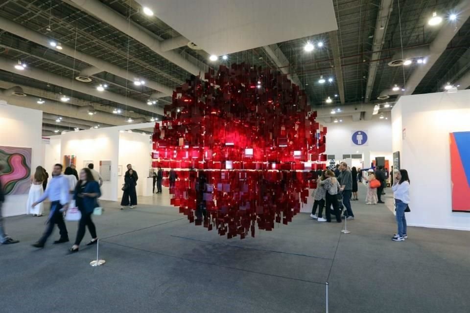 'Sphére Rouge 360', de Julio Leparc, recibe a los visitantes; obra compuesta por cientos de cuadrados de plexiglás que penden de hilos invisibles.