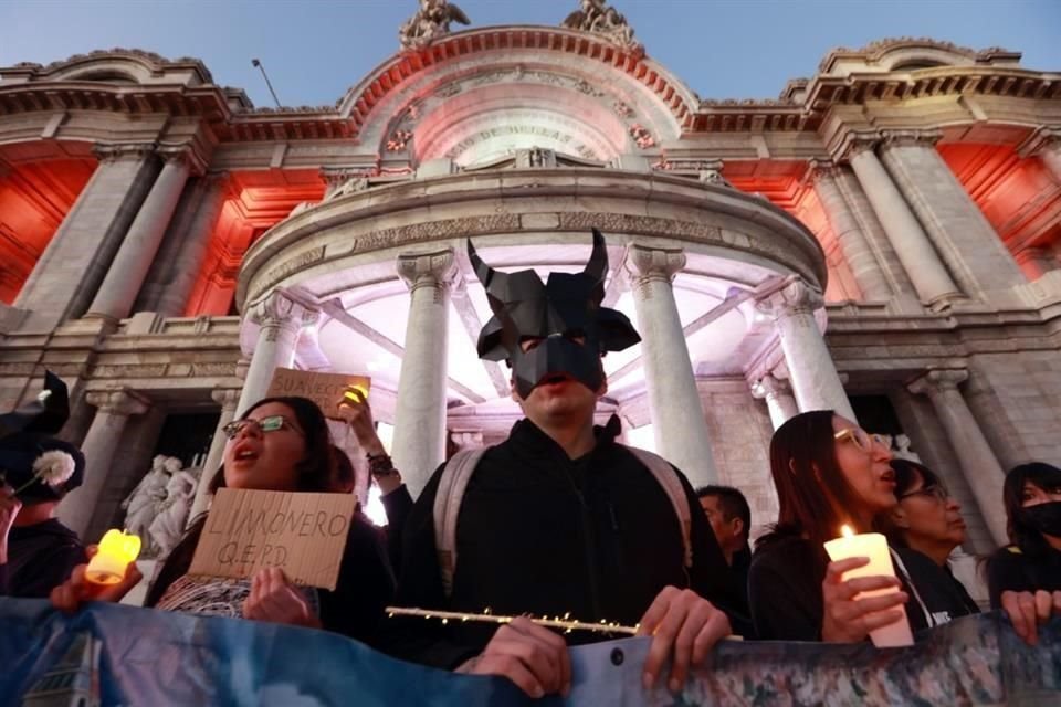 Protectoras de animales instalan mesas receptoras en diferentes zonas de la Ciudad de México, como al exterior de Bellas Artes, para recolectar las signaturas ciudadanas.